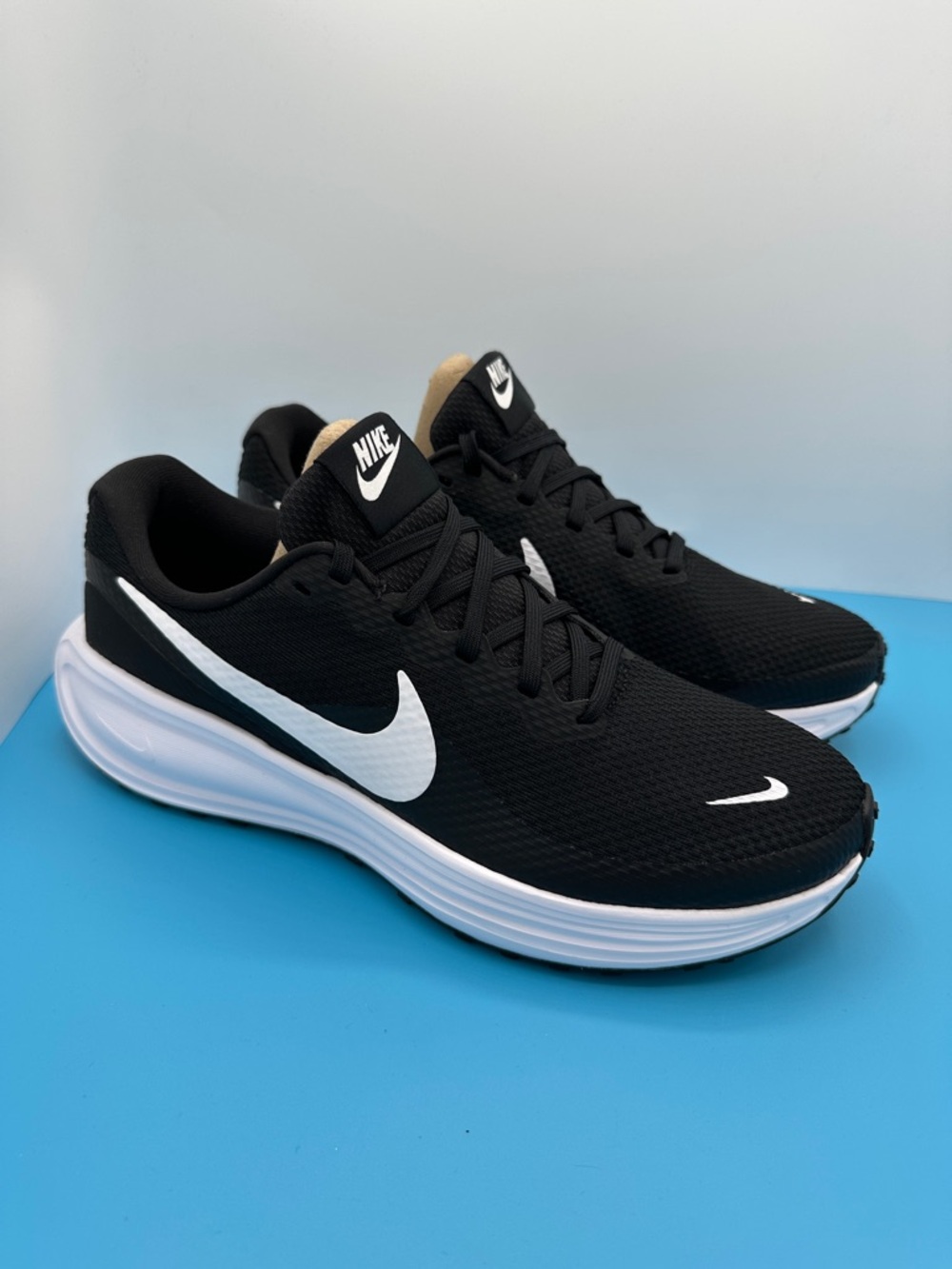 NEW!! Nike Men’s Revolution 8 Men’s Size 8 WIDE Brand new in box!